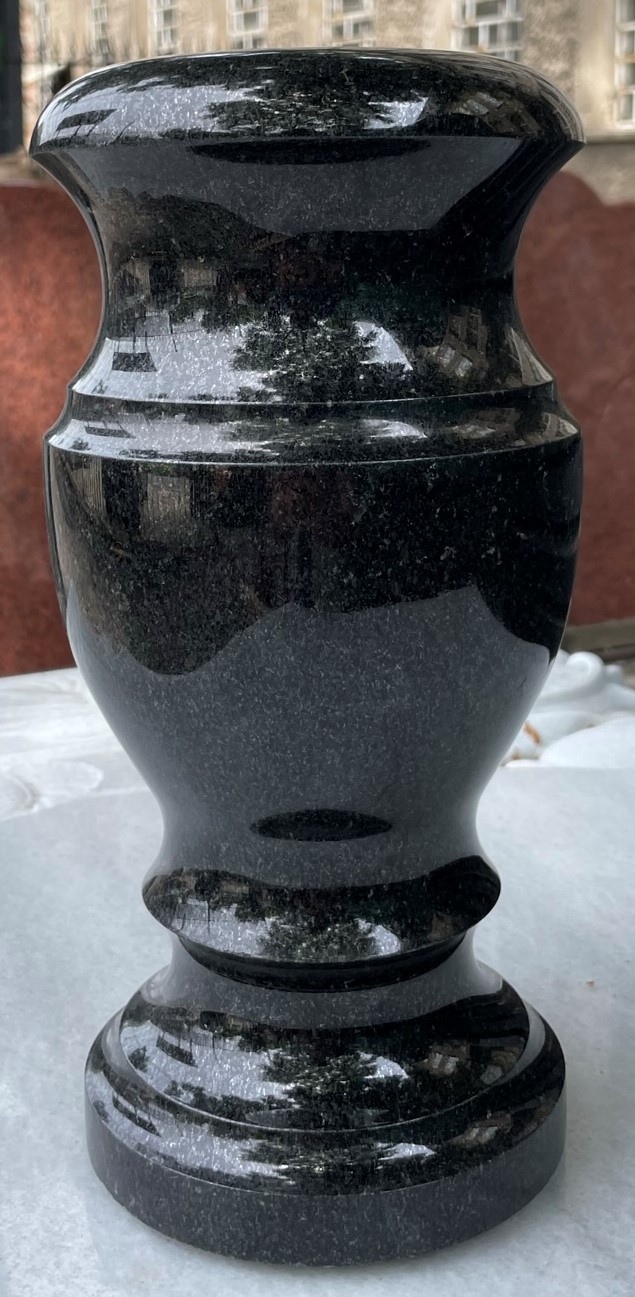 Ваза - Черен гранит Габро Буки