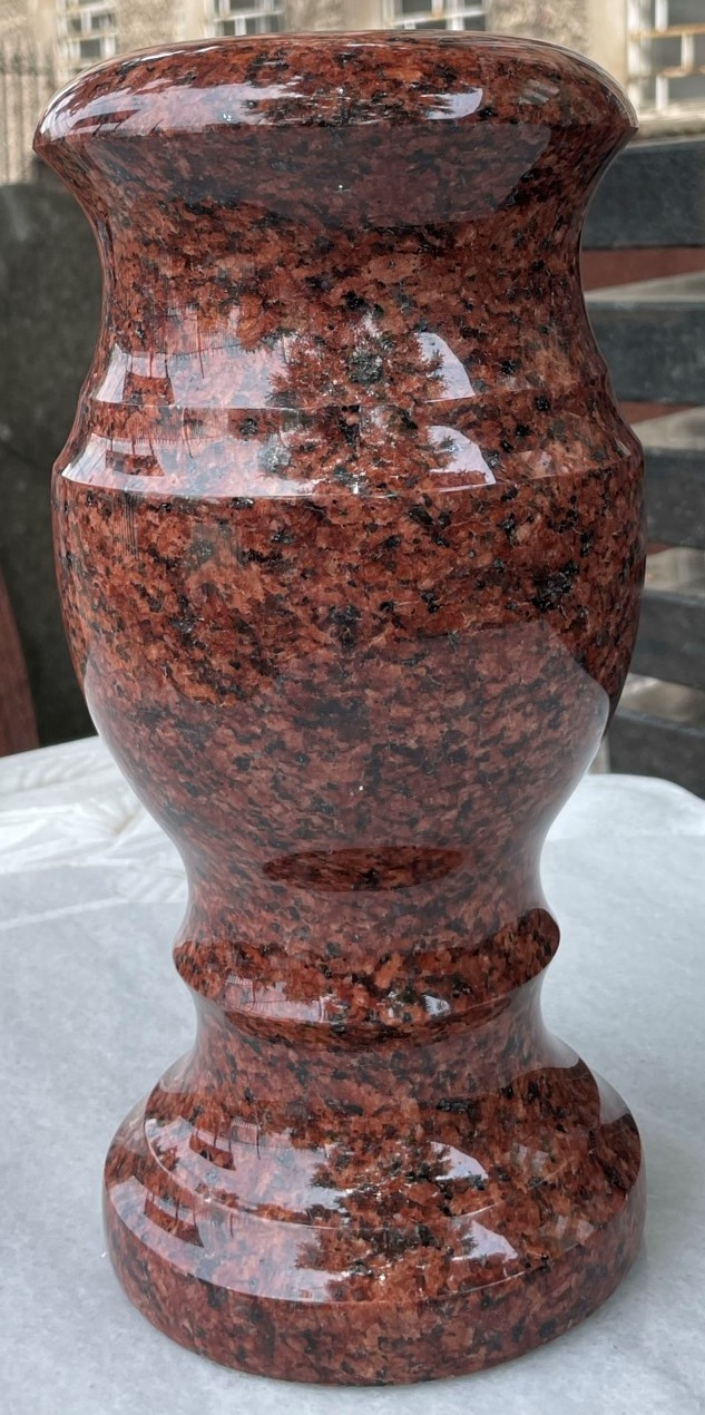Ваза - Червен гранит Лезник